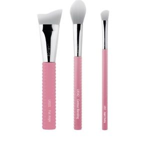 LARUCE BEAUTY
3-Piece Contour Brush Set with @ServicedbyE Limited Edition Pouch